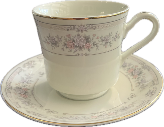 Antique Lace by Royal Limited - Teacup & Saucer - 1 available